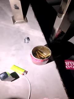 逼逼十分肥的妹子深夜楼道安慰口红振动棒磨擦逼~逼出水看看藐视频非常引诱爱好没有要错过