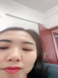 高端女白领你是真鸡巴骚，全程露脸办公桌前漏出骚奶子揉捏，逼逼里塞着跳蛋，跑到茅厕掰着逼逼尿尿安慰舔淫水